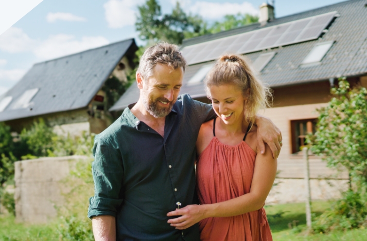 Ein paar umarmt sich vor ihrem Haus